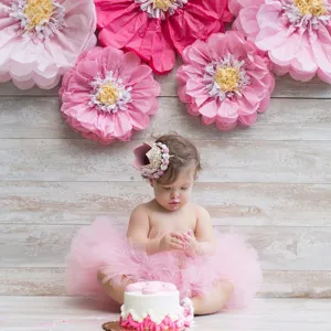 Vista detallada de una niña con diadema de corona brillante para fiesta de cumpleaños