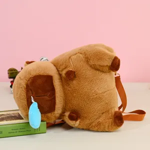 Vista detallada de una mochila de peluche capibara marrón con un lindo detalle de moco