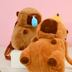 Primer plano de mochilas de peluche de carpincho con lindos detalles de naranja.