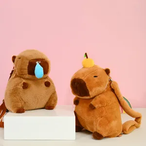 Detalle de lindas bolsas de peluche de carpincho marrón con adornos de naranja