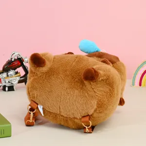 Vista posterior de una bonita mochila de peluche de carpincho marrón con correas.