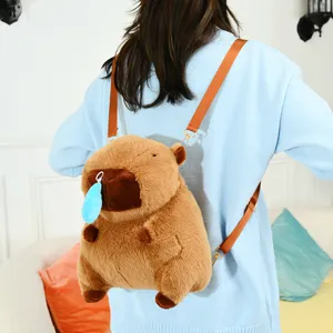 Linda mochila de peluche de carpincho marrón con detalle de burbuja azul en la espalda