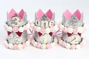 Selección de coronas de cumpleaños con purpurina y rosas blancas y rosas para niños.