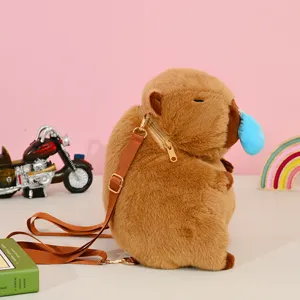Vista lateral de una linda mochila de peluche de carpincho marrón con correas