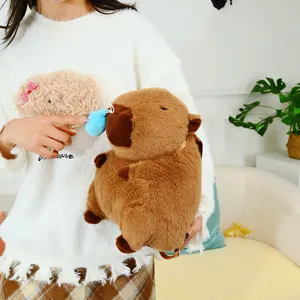 Vista detallada de una linda mochila de peluche de carpincho marrón sostenida por una
