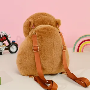 Mochila de carpincho de peluche marrón con correas ajustables y una textura suave