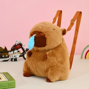 Vista detallada de una linda mochila de carpincho de peluche marrón con textura suave