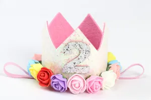 Detalle de diadema corona de cumpleaños infantil con flores y número 2 brillante.