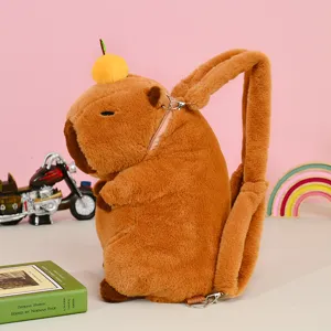 Vista detallada de una linda mochila de peluche de carpincho marrón con naranja pequeña