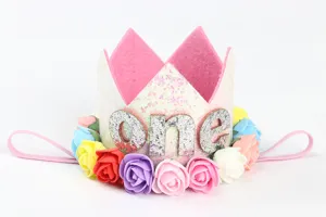 Detalle de diadema de corona con purpurina para el primer cumpleaños del bebé
