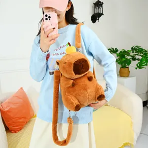 Vista detallada de una linda mochila de peluche de carpincho marrón con una naranja