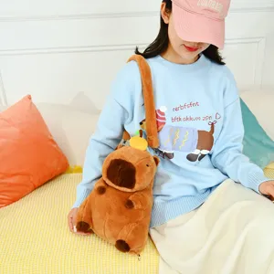Lindo bolso capibara de peluche con detalle naranja llevado por modelo en escena diaria