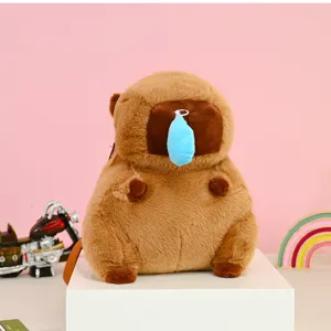 Vista detallada de una linda mochila de peluche de carpincho marrón con gota nasal