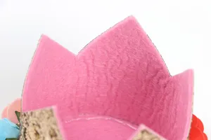 Vista detallada del suave forro de fieltro rosa de esta corona de fiesta infantil