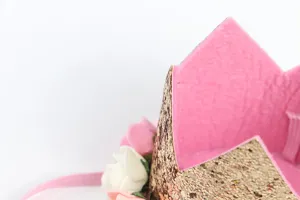 Detalle macro que muestra la textura de una diadema de corona con purpurina dorada