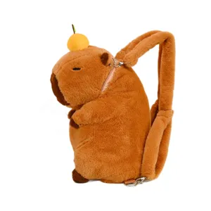 Linda mochila de peluche de carpincho marrón con un pequeño accesorio de naranja para niños