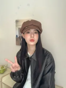 Chapeau newsboy marron à imprimé léopard stylé pour femme, béret rétro vintage pour tenue chic.