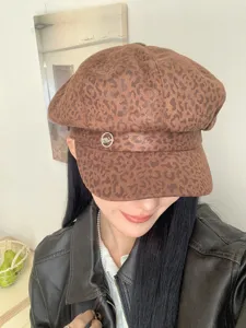 Casquette gavroche marron à imprimé léopard vintage pour femmes, chapeau de peintre chic.