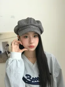 Gros plan détail casquette gavroche imprimé léopard gris, chapeau octogonal rétro chic.
