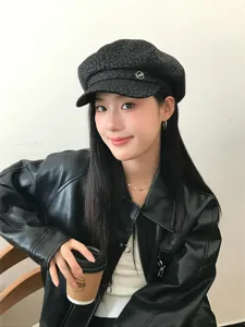 Casquette gavroche imprimé léopard noir femme, béret vintage et chapeau de peintre stylé détail.