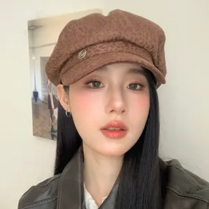 Casquette gavroche léopard vintage pour femme, béret rétro marron élégant pour un look tendance.
