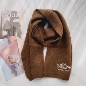 Brauner Strick-Wollschal mit feiner Stickerei, eleganter Winter-Accessoire für Damen.