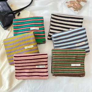 Écharpe en tricot à rayures colorées pour femme, douce et chaude pour l'hiver mode.