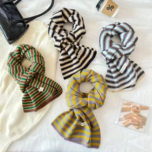Vue détaillée d'écharpes en tricot rayé coloré, accessoires de cou doux automne hiver chauds.