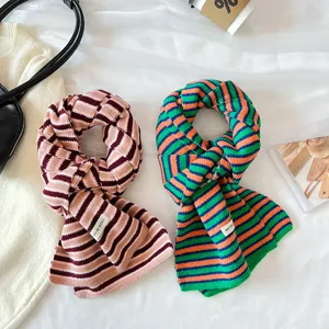 Écharpe en tricot rayé coloré pour femme, élégant cache-cou chaud d'automne et d'hiver à la mode.