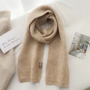 Strickter Kaschmir-Look Winterschal Detailansicht, weicher beige warmer Halswärmer.