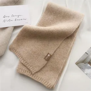 Weicher Strick Winterschal Detailansicht, kuscheliges Kaschmir-Gefühl, eleganter Beiges Halswärmer.