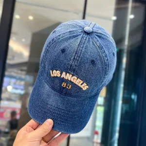 Blaues Jeans-Baseballcap mit stilvoller bestickter Los Angeles Aufschrift und Nummer für Damen.