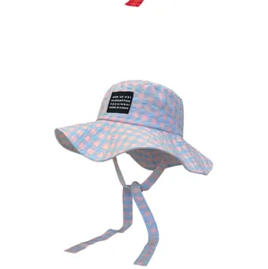 Cappello da pescatore a quadri rosa e blu con tesa larga e lacci, etichetta nera estiva.