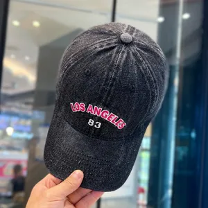 Abgenutzte Jeans-Baseballkappe mit stilvollem rosa bestickten Los Angeles Text und Zahlendetail.