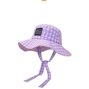 Cappello da pescatore a quadri viola rosa con sottogola ed etichetta tessuta, tesa larga estate.