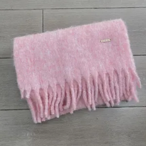 Nahaufnahme des rosa kuscheligen Winterschal mit Fransen und weicher Woll-Mix Textur Detail.