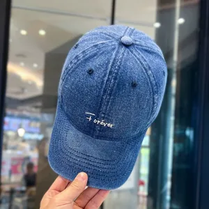 Detailansicht der stylischen Jeans Baseballcap mit einzigartiger Stickerei und klassischem Design.