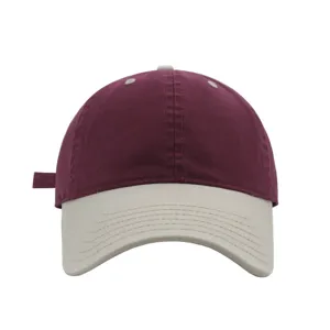 Gorra de béisbol clásica de dos tonos con corona burdeos y visera beige casual.
