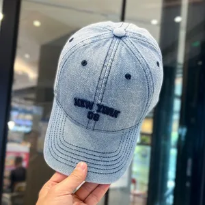 Modische Jeans-Baseballkappe für Damen mit Buchstabenstickerei und klassischem gebogenem Schirm.