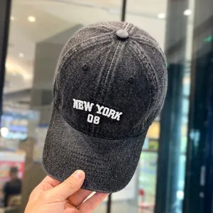 Verwaschene Jeans Baseballkappe mit New York Stickerei, lässige und stylische Kopfbedeckung.