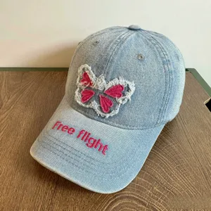 Distressed Jeans Baseball Cap mit Schmetterlingsstickerei und rosa Buchstaben für Damen.