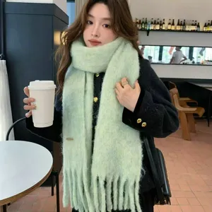 Weicher grüner Winterschal mit Fransen, bequemer Wollmix Schal für Damen Winter-Outfit.