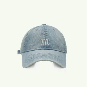 Hellblaue Jeans Baseballkappe Detail, gestickte NYC Buchstaben vorne, gewaschener Vintage-Stil.