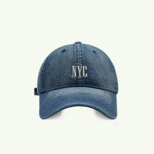 Jeans Baseballcap mit bestickten NYC Buchstaben Details und klassisch gebogenem Schirm.