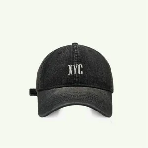 Detailansicht der schwarzen, verwaschenen Jeans-Baseballcap mit weißem NYC-Stickerei.