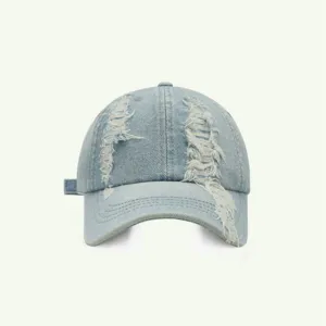 Nahaufnahme der Destroyed Jeans Baseballkappe mit lässigem Used-Look und gebogenem Schirm.