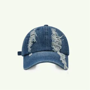 Detailansicht der Destroyed Jeans Baseballkappe mit ausgefransten Rissen und gebogenem Schirm.