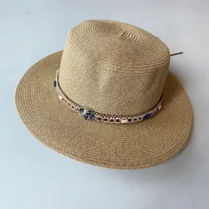 Sommer bohemischer flacher Top Strohhut Strand Sonnenschutz Hut mit Perlen Band Stil
