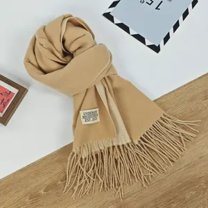 Gemütlicher Winter Schal in Wendelook Kaschmir-Gefühl mit Fransen und gewebtem Etikett.