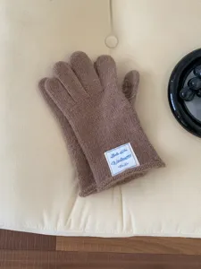 Guanti touchscreen in maglia soffice marrone, morbido e caldo accessorio invernale con etichetta.